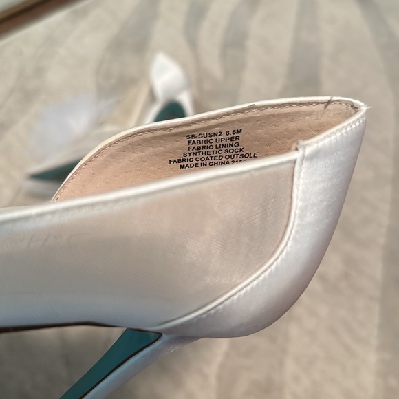 Size 8.5 Betsy Johnson white bow heels. In good condition - Picture 6 of 8